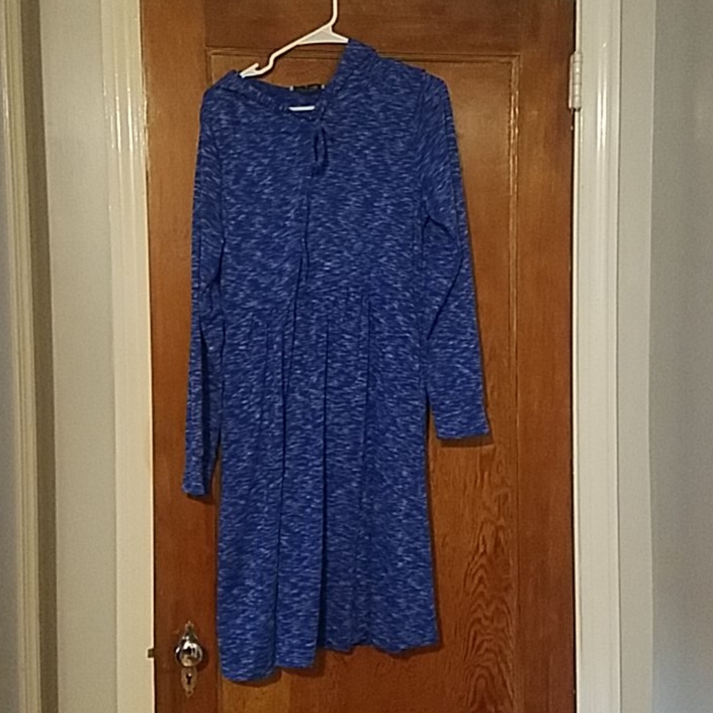 Cozy hooded midi sweater dress.